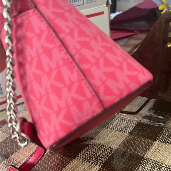 Michael Kors Pink and White Jet Set Crossbody Bag - Picture 2 of 8